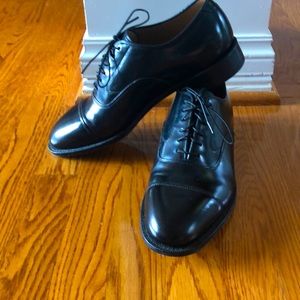 Like new Johnston and Murphy classic black shoes-